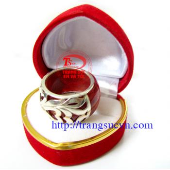 Nhẫn ngọc đỏ bọc hoa văn nhỏ