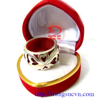 Nhẫn ngọc đỏ bọc hoa văn nhỏ