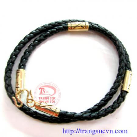 Dây da bọc vàng 14k 4 đốt, dây da được bện vào nhau xen kẽ. sản phẩm dành dây da bọc vàng cho nam đeo cùng với mặt dây.