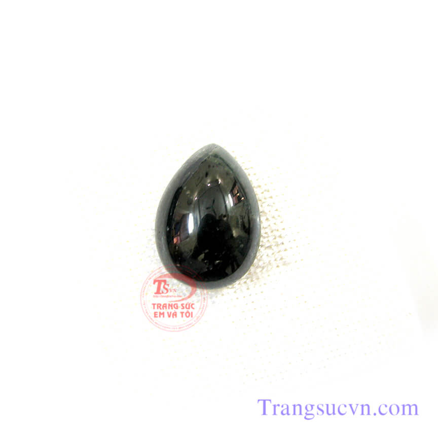 Saphire lam đen Sapphire thiên nhiên 100%  Có giấy kểm định đá quý kèm theo sản phẩm.  Đặc điểm khoáng vật: - Tên khoáng vật : Saphir (Sapphire - Corundum) - Độ cứng Mohs :9 - Chiết suất :1.762~1.770 -  Tỉ trọng :4.00