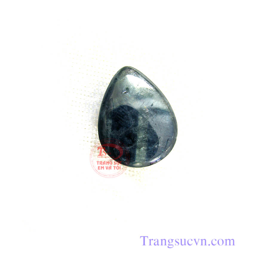 Sapphire giọt nước Sapphire thiên nhiên 100%  Có giấy kểm định đá quý kèm theo sản phẩm. Sapphire giọt nước  Đặc điểm khoáng vật: - Tên khoáng vật : Saphir (Sapphire - Corundum) - Độ cứng Mohs :9 - Chiết suất :1.762~1.770 -  Tỉ trọng :4.00