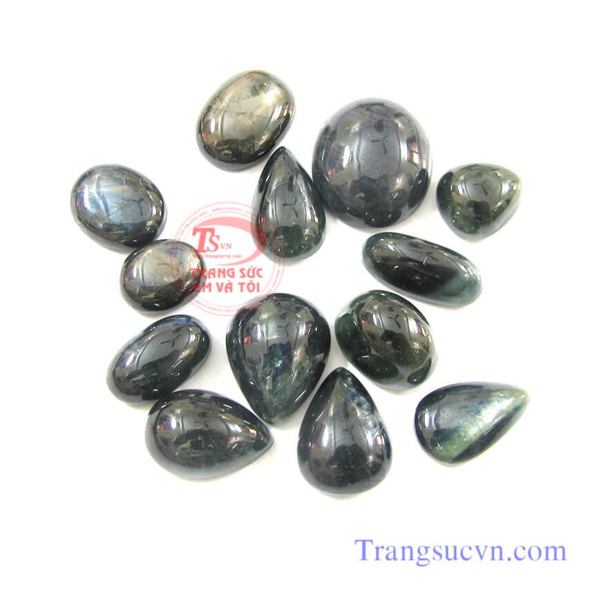 Saphire di linh đẹp Sapphire thiên nhiên 100%  Có giấy kểm định đá quý kèm theo sản phẩm.  Đặc điểm khoáng vật: - Tên khoáng vật : Saphir (Sapphire - Corundum) - Độ cứng Mohs :9 - Chiết suất :1.762~1.770 -  Tỉ trọng :4.00