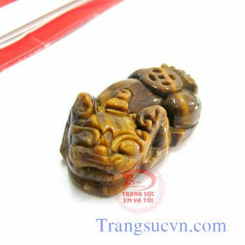 Đặc tính : Đá phong thuỷ mắt hổ màu vàng là một thành viên quan trọng của gia tộc Thạch anh. Bởi vì nó hàm chứa nhiều chất amiăng xanh xếp thành dãy song song, nó dễ phản ứng với ánh sáng, tạo nên những nhấp nháy, trông giống như mắt hổ, cho nên có tên gọ