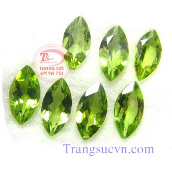 Peridot là viên đá quý có một lịch sử tồn tại lâu dài cả trong tự nhiên và văn hoá. Nó được phát hiện sớm nhất khoảng 1500 năm trước công nguyên.
