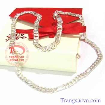 Dây chuyền bạc nam được chế tác trên chất liệu bạc ta, bạc nguyên chất hàng lượng 960% Ag. Được thiết kế mẫu mã đẹp phong cách mang lại sự an toàn cho sức khỏe