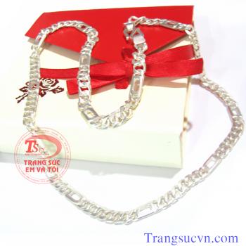 Dây chuyền bạc nam được chế tác trên chất liệu bạc ta, bạc nguyên chất hàng lượng 960% Ag. Được thiết kế mẫu mã đẹp phong cách mang lại sự an toàn cho sức khỏe