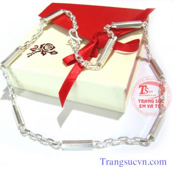 Dây chuyền bạc nam được chế tác trên chất liệu bạc ta, bạc nguyên chất hàng lượng 960% Ag. Được thiết kế mẫu mã đẹp phong cách mang lại sự an toàn cho sức khỏe