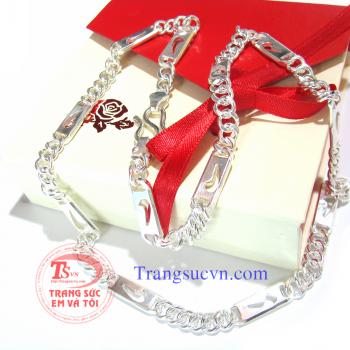 Dây chuyền bạc nam được chế tác trên chất liệu bạc ta, bạc nguyên chất hàng lượng 960% Ag. Được thiết kế mẫu mã đẹp phong cách mang lại sự an toàn cho sức khỏe