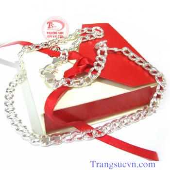 Dây chuyền bạc nam được chế tác trên chất liệu bạc ta, bạc nguyên chất hàng lượng 960% Ag. Được thiết kế mẫu mã đẹp phong cách mang lại sự an toàn cho sức khỏe