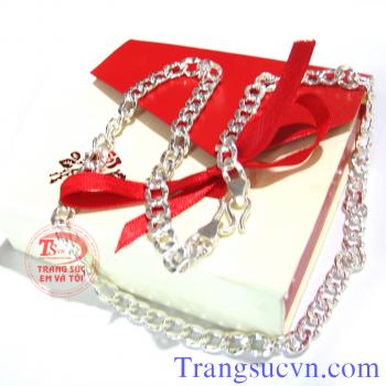 Dây chuyền bạc nam được chế tác trên chất liệu bạc ta, bạc nguyên chất hàng lượng 960% Ag. Được thiết kế mẫu mã đẹp phong cách mang lại sự an toàn cho sức khỏe