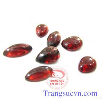 Natural Garnet 100%  Kiểu chế tác: Hạt dưa. Màu sắc: Nâu, Ánh đỏ Độ tinh khiết: Trong suốt. Chất lượng chế tác: Tốt  Thông tin đá quý Ganet: - Độ cứng Mohs : 7 /10 - TỈ trọng : 4.19 - Chiết suất: 1.8