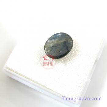 Saphire di linh đẹp Sapphire thiên nhiên 100%  Có giấy kểm định đá quý kèm theo sản phẩm.  Đặc điểm khoáng vật: - Tên khoáng vật : Saphir (Sapphire - Corundum) - Độ cứng Mohs :9 - Chiết suất :1.762~1.770 -  Tỉ trọng :4.00