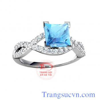 Nhẫn được chế tác trên chất liệu vàng trắng 14k, trọng lượng  chỉ gắn đá topaz thiên nhiên