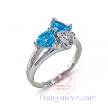 Nhẫn được chế tác trên chất liệu vàng trắng 14k, trọng lượng chỉ gắn đá topaz thiên nhiên màu xanh