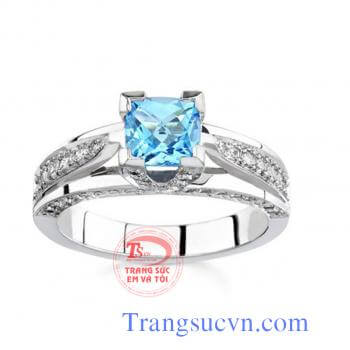 Nhẫn được chế tác trên chất liệu vàng trắng 14k, trọng lượng chỉ gắn đá topaz thiên nhiên màu xanh