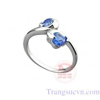Nhẫn được chế tác trên chất liệu vàng trắng 14k, gắn đá topaz thiên nhiên màu xanh hình trái tim