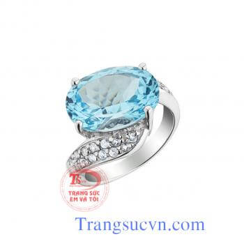 Nhẫn được chế tác trên chất liệu vàng trắng 14k, trọng lượng chỉ gắn đá topaz thiên nhiên màu xanh