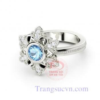 Nhẫn được chế tác trên chất liệu vàng trắng 14k gắn đá topaz thiên nhiên màu xanh