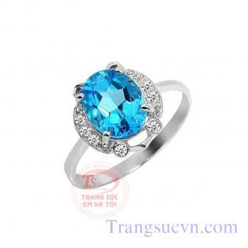 Nhẫn được chế tác trên chất liệu vàng trắng 14k trọng lượng chỉ gắn đá topaz thiên nhiên