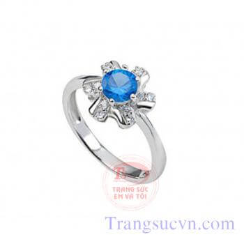 Nhẫn được chế tác trên chất liệu vàng trắng 14k, gắn đá topaz thiên nhiên