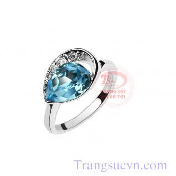 Nhẫn được chế tác trên chất liệu vàng trắng 14k, trọng lượng gắn đá topaz thiên nhiên màu xanh
