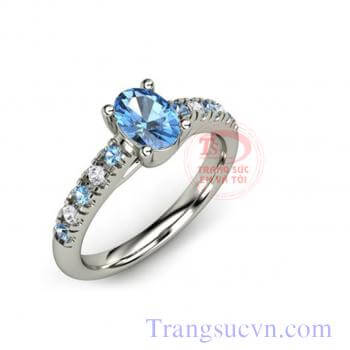 Nhẫn được chế tác trên chất liệu vàng trắng 14k gắn đá topaz thiên nhiên màu xanh