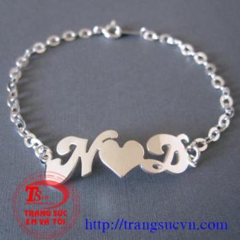 Dây chuyền chữ theo tên mình.  Làm trên chất liệu vàng tây có giấy kiểm định vàng kèm theo sản phẩm và giấy bảo hành.  Nhận đặt làm trên toàn quốc, giao hàng tận nơi.  Kèm giấy Bảo hành của Trang Sức Em Và Tôi.  * Bạn có thể làm vàng trắng.