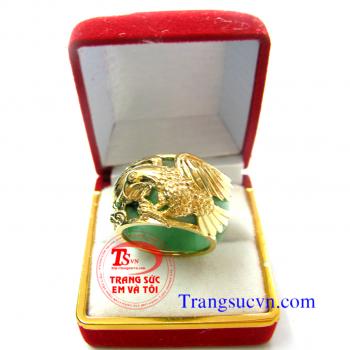 Nhẫn nam đại bàng thân nhẫn chế tác từ một chiếc nhẫn cẩm thạch thiên nhiên.