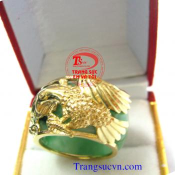 Nhẫn nam đại bàng thân nhẫn chế tác từ một chiếc nhẫn cẩm thạch thiên nhiên.