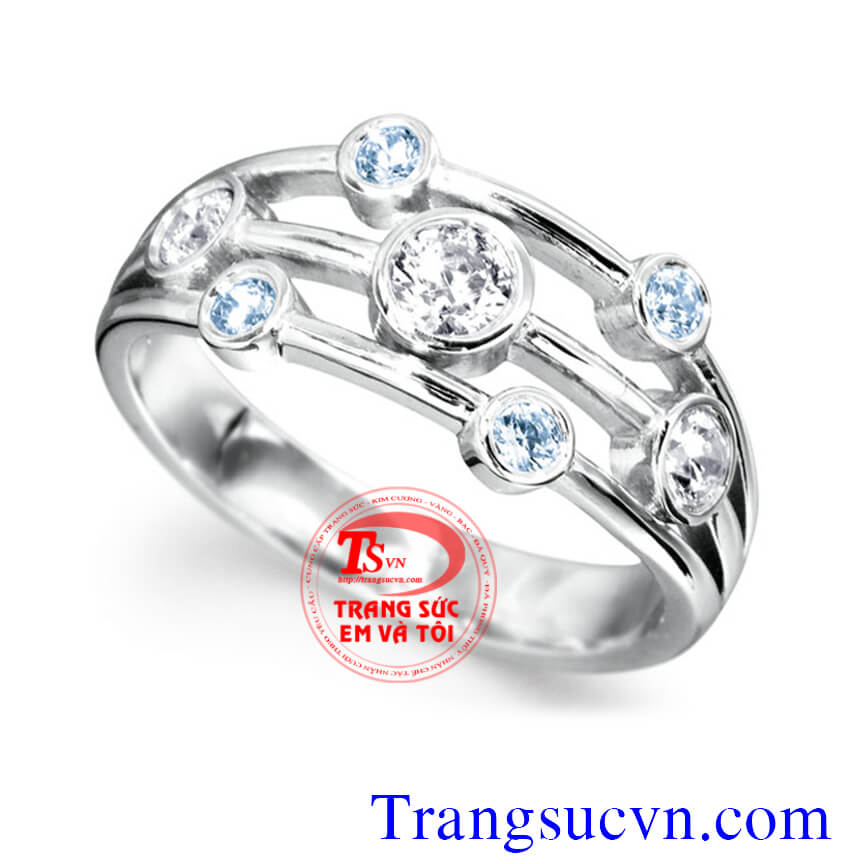 Nhẫn vàng trắng topaz thiết kế độc đáo, thời trang, kết hợp cùng đá trắng và đá topaz xanh làm cho sản phẩm càng thêm nổi bật