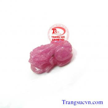 Tỳ hưu ruby hộ mệnh mang lại may mắn được nhiều khách hàng yêu thích và lựa chọn làm trang sức phong thủy.