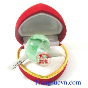 Nhẫn ngọc màu đẹp