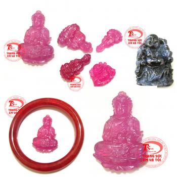 Phật a di dà ruby thiên nhiên có giấy kiểm định đá quý kèm theo sản phẩm phật a di đà Mặt phật a di đà ruby thiên nhiên Kích thước: Cao: 36,00 mm Rộng: 24,50 mm Dày: 7,00 mm Mặt phật a di đà ruby thiên nhiên Tổng trọng lượng: 51,05 Carat Sản phẩm Mặt phật