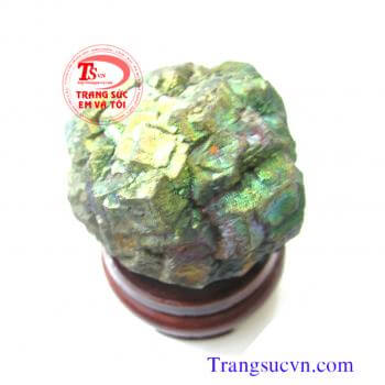 - Ánh kim loại  Vàng găm, một loại đá phong thuỷ thiên nhiên phát ra ánh vàng rất đẹp, lung linh giống như kim tuyến. Ngoài ra, theo quan niệm dân gian Việt Nam, vàng gâm có khả năng trừ tà rất tốt. Rất thích hợp làm món quà nhiều ý nghĩa cho người thân, 