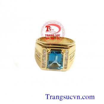 Nhẫn nam topaz xanh vàng 14k   Thông tin nhẫn nam Loại: Nhẫn nam Loại vàng: Vàng tây 14k (58,5% Au)  Loại đá quý: Topaz thiên nhiên Hình dạng đá: Chữ nhật/Facet Màu sắc đá:  Xanh lam Độ tinh khiết đá: Trong suốt chất lượng chế tác đá: Tốt Kèm Giấy kiểm đị