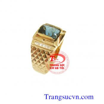 Nhẫn topaz nam vàng tây  Nhẫn nam topaz xanh vàng 14k   Thông tin nhẫn nam Loại: Nhẫn nam Loại vàng: Vàng tây 14k (58,5% Au)  Loại đá quý: Topaz thiên nhiên Hình dạng đá: Chữ nhật/Facet Màu sắc đá:  Xanh lam Độ tinh khiết đá: Trong suốt chất lượng chế tác