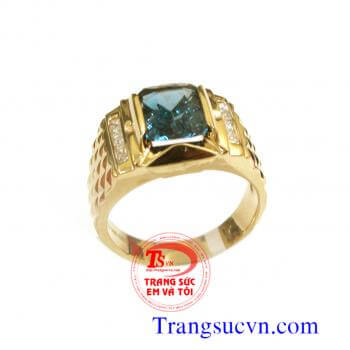 Nhẫn topaz nam vàng tây  Nhẫn nam topaz xanh vàng 14k   Thông tin nhẫn nam Loại: Nhẫn nam Loại vàng: Vàng tây 14k (58,5% Au)  Loại đá quý: Topaz thiên nhiên Hình dạng đá: Chữ nhật/Facet Màu sắc đá:  Xanh lam Độ tinh khiết đá: Trong suốt chất lượng chế tác