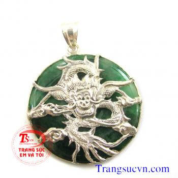 Mặt dây chuyền nam ngọc cẩm thạch bọc rồng được chế tác trên chất liệu:  - Ngọc cẩm thạch thiên nhiên 100%  - Bọc rồng bằng bạc ta  - Móc được làm bằng bạc ta  - Bán toàn quốc  - Thanh toán an toàn  - Giao hàng tận nơi và thanh toán khi nhận hàng.