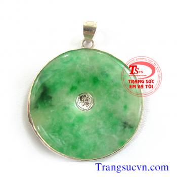 Mặt cẩm thạch bọc rồng chầu đẹp được chế tác trên chất liệu:  - Ngọc cẩm thạch thiên nhiên 100%  - Hình rồng được làm bằng bạc ta  - Bán toàn quốc  - Thanh toán an toàn  - Giao hàng tận nơi và thanh toán khi nhận hàng.