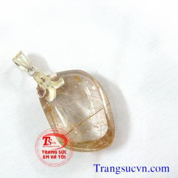 Thạch anh tóc đẹp đeo cổ  Mặt thạch anh tóc thiên nhiên được chế tác trên chất liệu:  - Đá Thạch anh tóc thiên nhiên 100%  - Móc được làm bằng bạc ta  - Bán toàn quốc  - Thanh toán an toàn  - Giao hàng tận nơi và thanh toán khi nhận hàng.