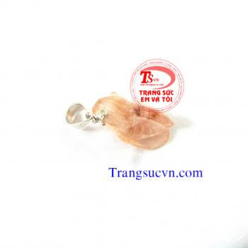 Ve thạch anh tóc đỏ được chế tác trên chất liệu:  - Thạch anh tóc đỏ thiên nhiên 100%  - Móc được làm bằng bạc ta  - Bán toàn quốc  - Thanh toán an toàn  - Giao hàng tận nơi và thanh toán khi nhận hàng. 