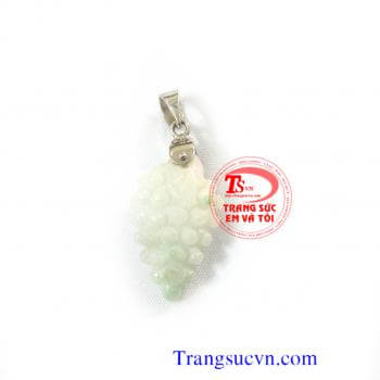 Chùm nho cẩm thạch được chế tác trên chất liệu:  - Ngọc cẩm thạch thiên nhiên 100%  - Móc được làm bằng bạc ta  - Bán toàn quốc  - Thanh toán an toàn  - Giao hàng tận nơi và thanh toán khi nhận hàng.