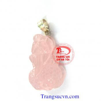Mặt dây từ hưu thạch anh hồng Mặt dây từ hưu thạch anh hồng được chế tác trên chất liệu:  - Ngọc cẩm thạch thiên nhiên 100%  - Móc được làm bằng bạc ta  - Bán toàn quốc  - Thanh toán an toàn  - Giao hàng tận nơi và thanh toán khi nhận hàng.