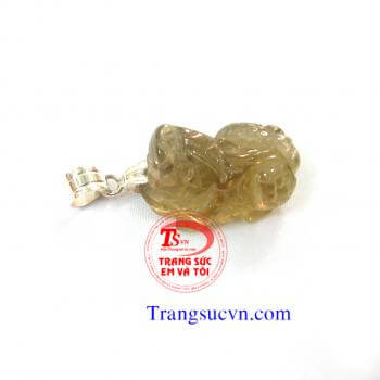 Mặt dây đá thạch anh khói tỳ hưu được chế tác trên chất liệu:  - Ngọc cẩm thạch thiên nhiên 100%  - Móc được làm bằng bạc ta  - Bán toàn quốc  - Thanh toán an toàn  - Giao hàng tận nơi và thanh toán khi nhận hàng. 