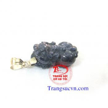 Mặt dây tỳ hưu đá quý sapphire thiên nhiên được chế tác trên chất liệu:  - Ngọc cẩm thạch thiên nhiên 100%  - Móc được làm bằng bạc ta  - Bán toàn quốc  - Thanh toán an toàn  - Giao hàng tận nơi và thanh toán khi nhận hàng. 