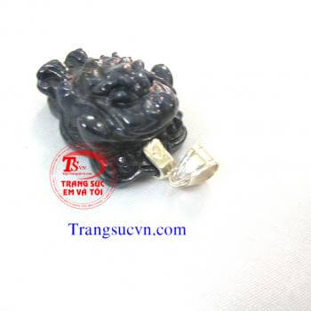 Mặt dây cóc 3 chân đá quý sapphire được chế tác trên chất liệu:  - Ngọc cẩm thạch thiên nhiên 100%  - Móc được làm bằng bạc ta  - Bán toàn quốc  - Thanh toán an toàn  - Giao hàng tận nơi và thanh toán khi nhận hàng. Mat-day-ty-huu-da-quy-thien-nhien, Mặt