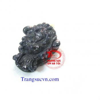 Mặt dây cóc 3 chân đá quý sapphire được chế tác trên chất liệu:  - Ngọc cẩm thạch thiên nhiên 100%  - Móc được làm bằng bạc ta  - Bán toàn quốc  - Thanh toán an toàn  - Giao hàng tận nơi và thanh toán khi nhận hàng. Mat-day-ty-huu-da-quy-thien-nhien, Mặt