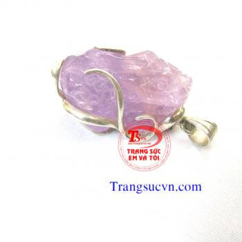 Tỳ hưu thạch anh tím thiên nhiên 100% Tỳ hưu thạch anh tím thiên nhiên 100% được chế tác trên chất liệu:  - Ngọc cẩm thạch thiên nhiên 100%  - Móc được làm bằng bạc ta  - Bán toàn quốc  - Thanh toán an toàn  - Giao hàng tận nơi và thanh toán khi nhận hàng