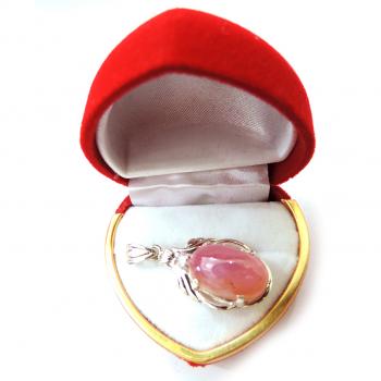 Mặt dây chuyền bạc ruby Mặt dây chuyền nữ được chế tác trên chất liệu chính là: Ruby thiên nhiên, xuất xứ: Lục yên, Việt nam Bạc ta 925 Sản phẩm mặt dây chuyền bạc ruby thiên nhiên. Bán toàn quốc. Giao hàng và thanh toán khi nhận hàng. Tổng trọng lượng: 4