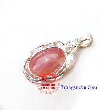Mặt dây chuyền bạc ruby Mặt dây chuyền nữ được chế tác trên chất liệu chính là: Ruby thiên nhiên, xuất xứ: Lục yên, Việt nam Bạc ta 925 Sản phẩm mặt dây chuyền bạc ruby thiên nhiên. Bán toàn quốc. Giao hàng và thanh toán khi nhận hàng. Tổng trọng lượng: 4